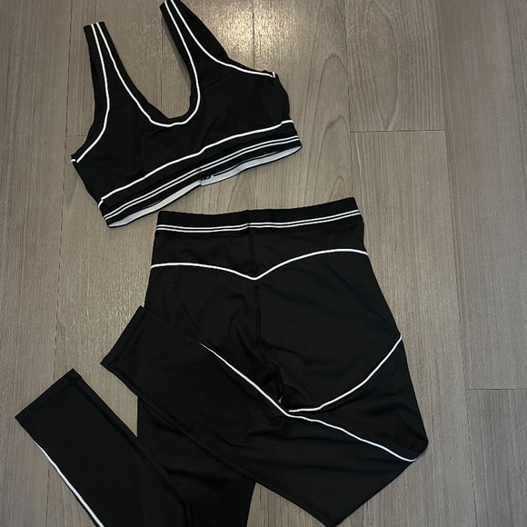 ALO Yoga Black Leggings with White Accents - Picture 3 of 4